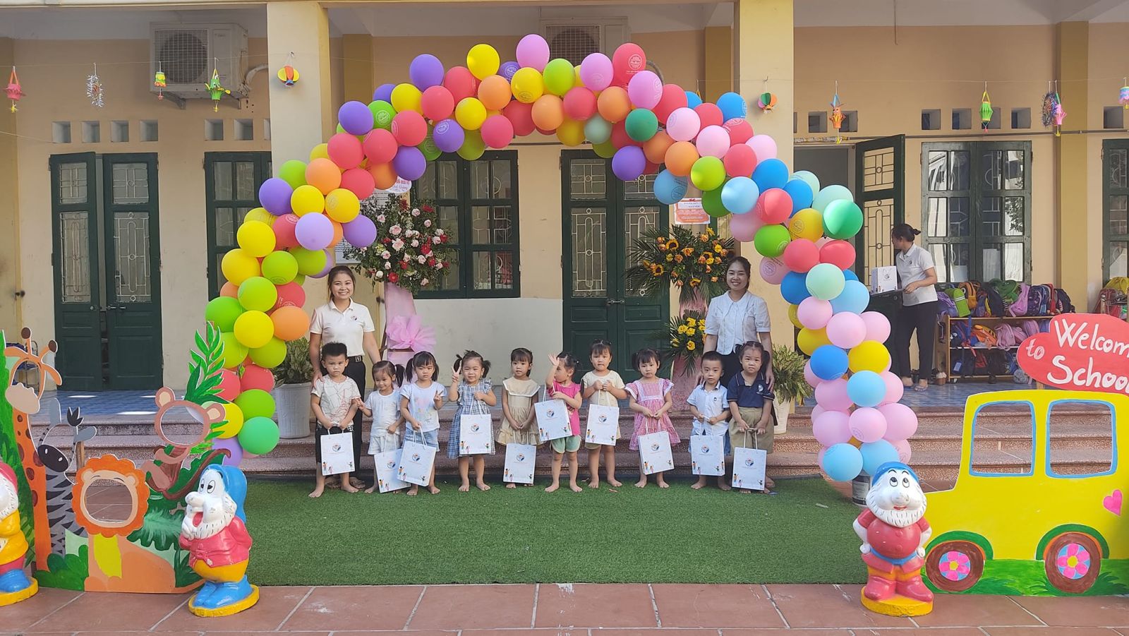 CÔ VÀ TRÒ TRƯỜNG MẦM NON CỔ LOA TƯNG BỪNG CHÀO ĐÓN NĂM HỌC MỚI 2022-2023.