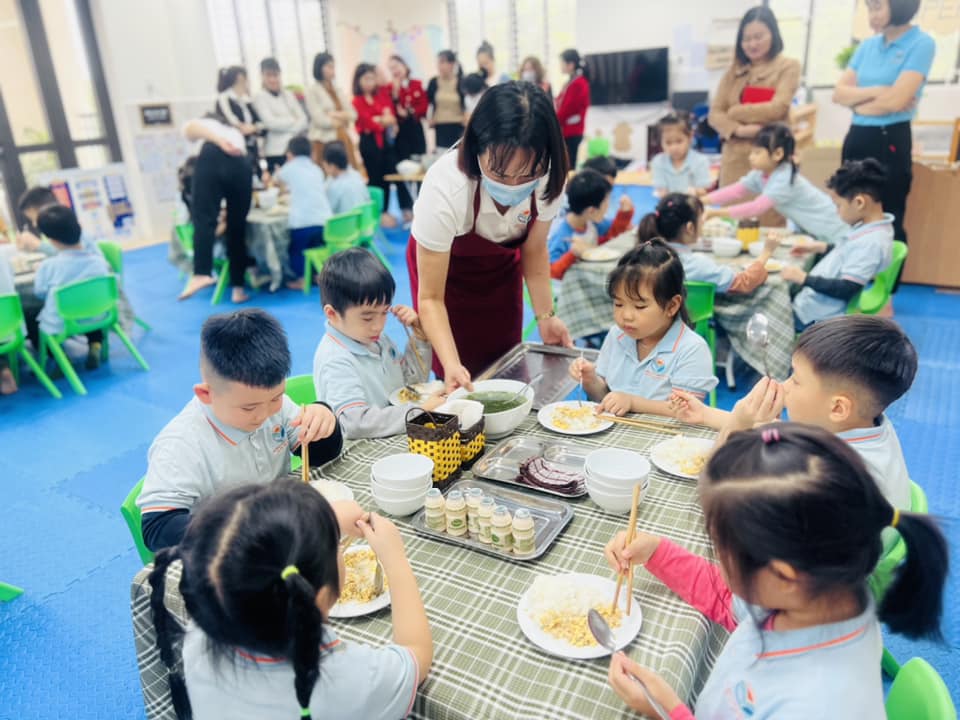 "TỔ CHỨC KIẾN TẬP ĐỔI MỚI HÌNH THỨC TRONG HOẠT ĐỘNG NUÔI DƯỠNG TRẺ TẠI TRƯỜNG MẦM NON CỔ LOA"