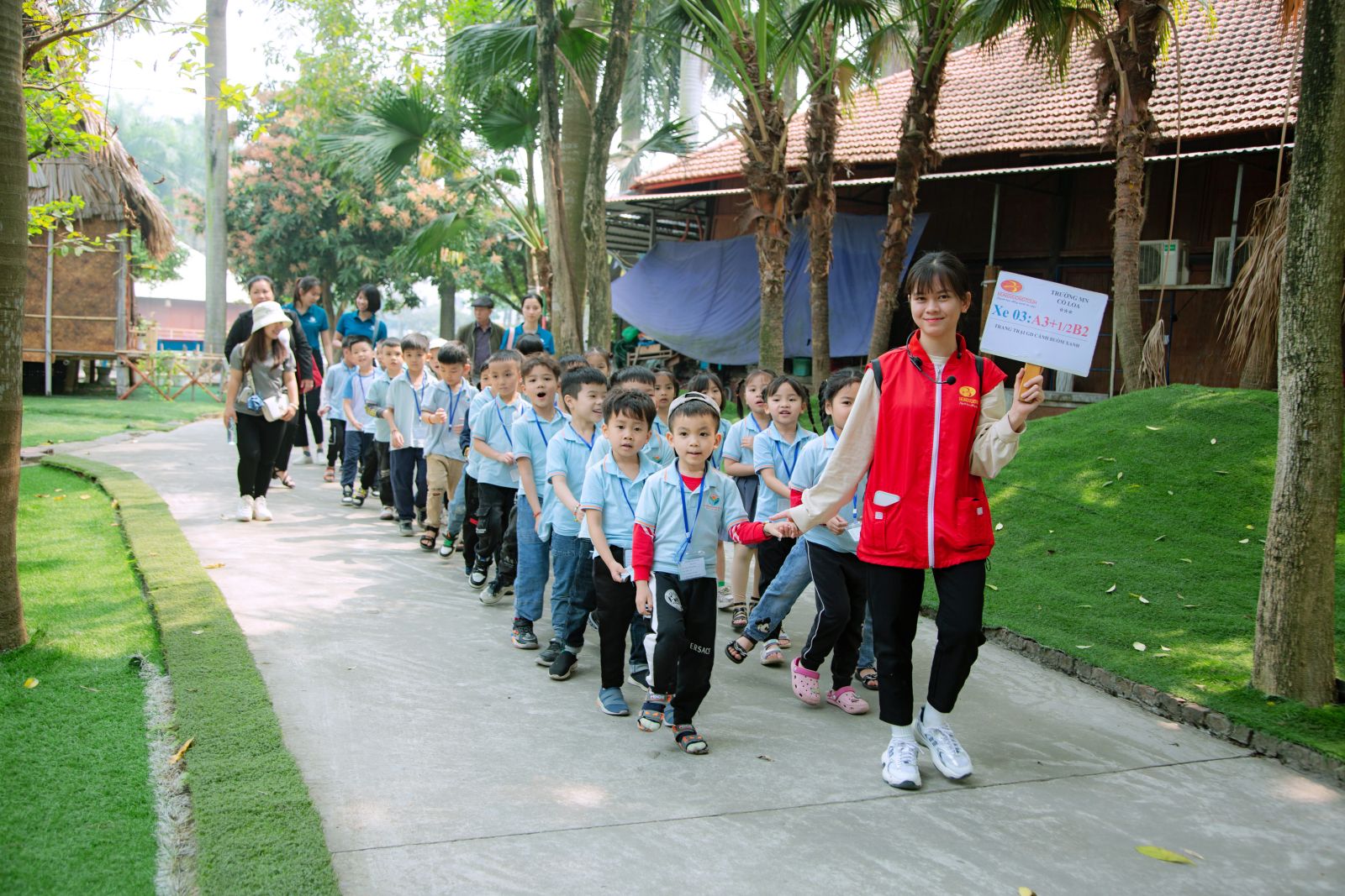 HOẠT ĐỘNG THAM QUAN TRẢI NGHIỆM TẠI KHU TRANG TRẠI GIÁO DỤC CÁNH BUỒM XANH CỦA KHỐI MẪU GIÁO LỚN VÀ MẪU GIÁO NHỠ
