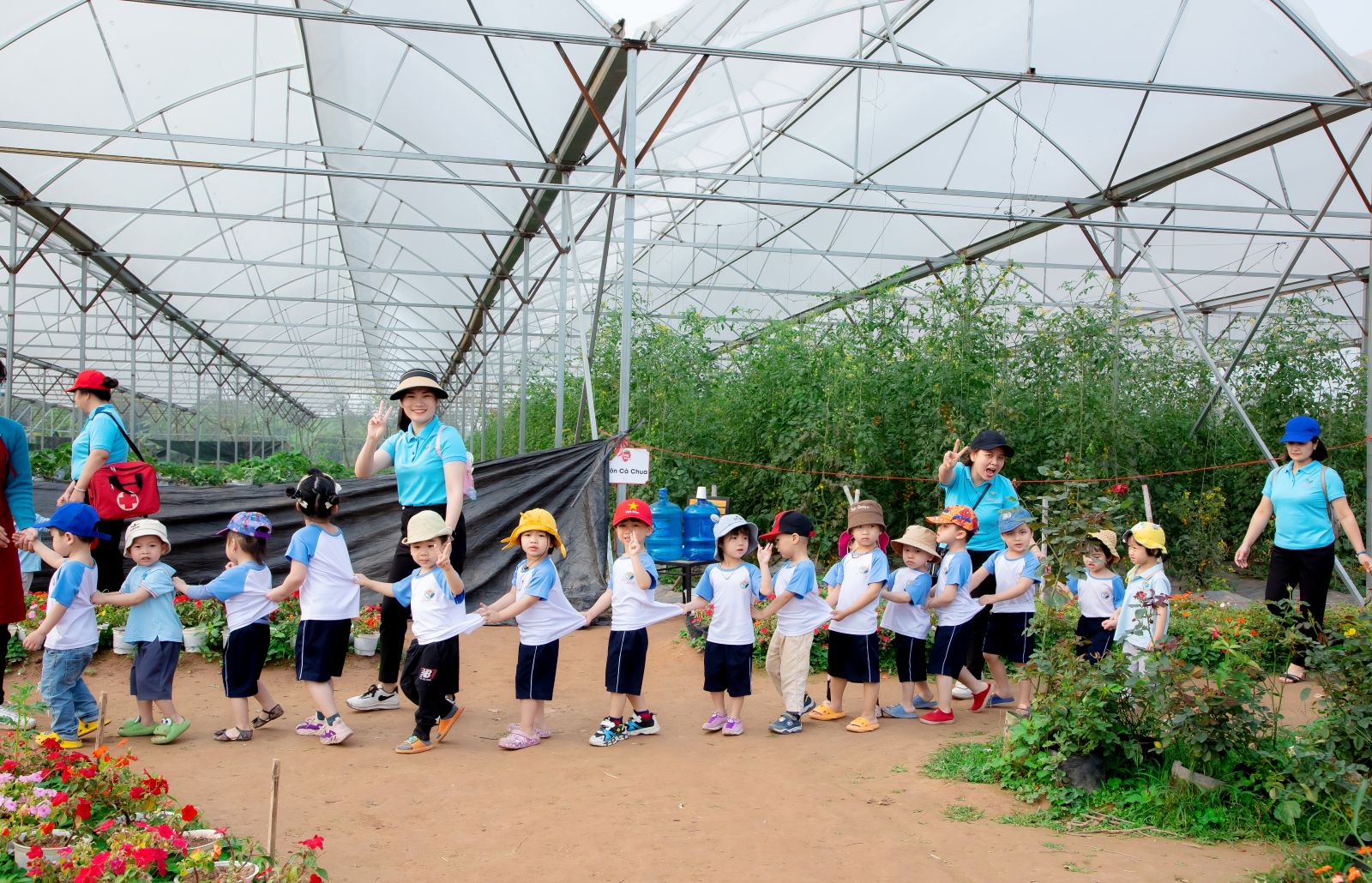 “HOẠT ĐỘNG TRẢI NGHIỆM THÚ VỊ VÀ BỔ ÍCH CỦA CÁC BẠN NHỎ KHỐI NHÀ TRẺ VÀ KHỐI MẪU GIÁO BÉ TRƯỜNG MẦM NON CỔ LOA”