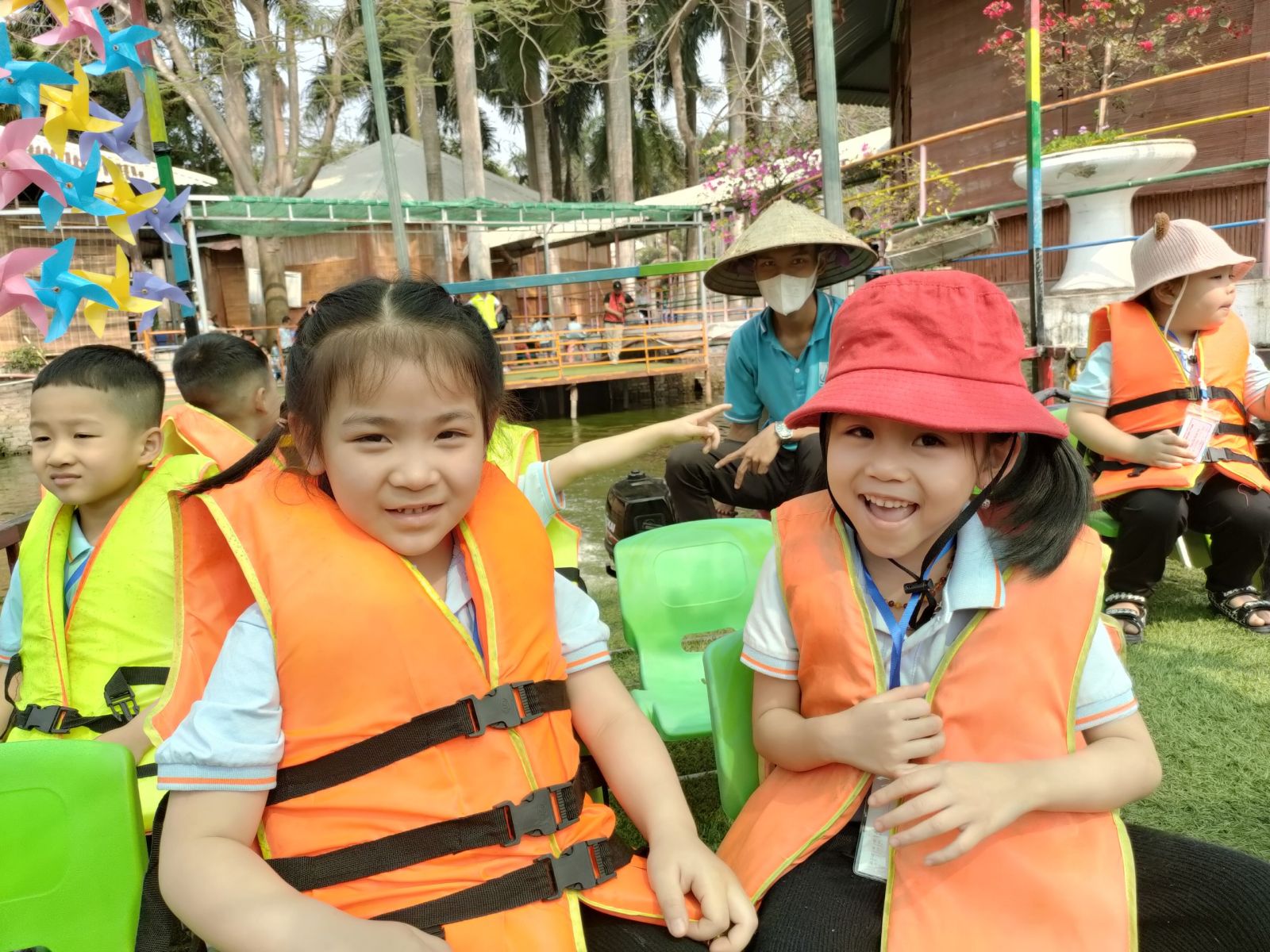 HOẠT ĐỘNG THAM QUAN TRẢI NGHIỆM TẠI KHU TRANG TRẠI GIÁO DỤC CÁNH BUỒM XANH CỦA KHỐI MẪU GIÁO LỚN VÀ MẪU GIÁO NHỠ