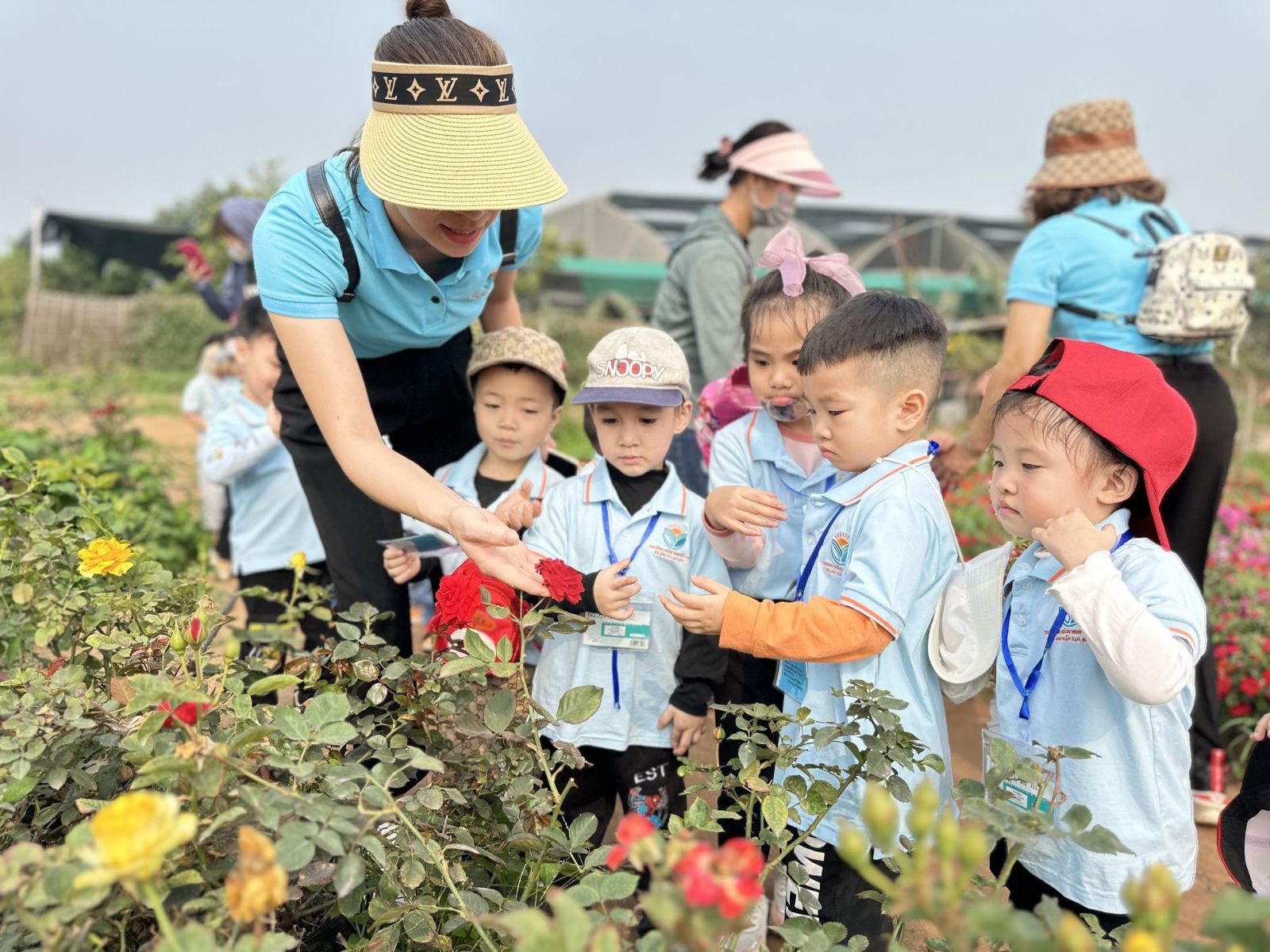 “HOẠT ĐỘNG TRẢI NGHIỆM THÚ VỊ VÀ BỔ ÍCH CỦA CÁC BẠN NHỎ KHỐI NHÀ TRẺ VÀ KHỐI MẪU GIÁO BÉ TRƯỜNG MẦM NON CỔ LOA”
