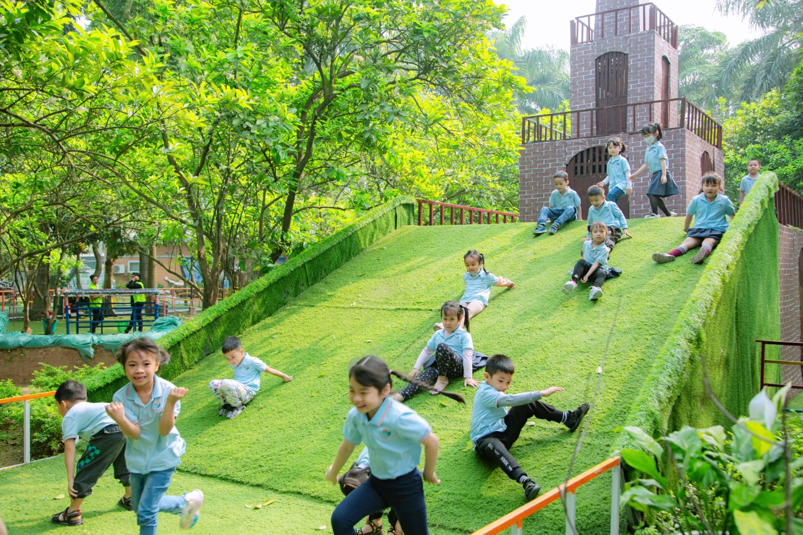 HOẠT ĐỘNG THAM QUAN TRẢI NGHIỆM TẠI KHU TRANG TRẠI GIÁO DỤC CÁNH BUỒM XANH CỦA KHỐI MẪU GIÁO LỚN VÀ MẪU GIÁO NHỠ