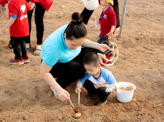 “HOẠT ĐỘNG TRẢI NGHIỆM THÚ VỊ VÀ BỔ ÍCH CỦA CÁC BẠN NHỎ KHỐI NHÀ TRẺ VÀ KHỐI MẪU GIÁO BÉ TRƯỜNG MẦM NON CỔ LOA”