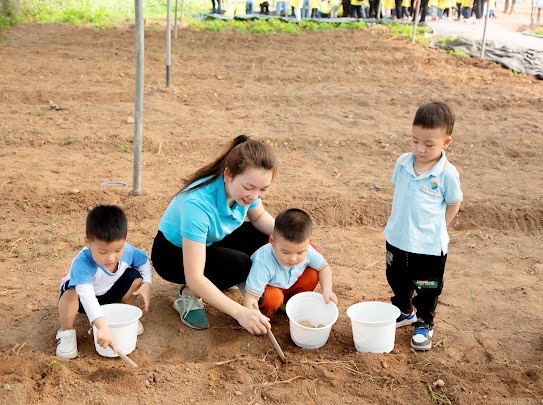 “HOẠT ĐỘNG TRẢI NGHIỆM THÚ VỊ VÀ BỔ ÍCH CỦA CÁC BẠN NHỎ KHỐI NHÀ TRẺ VÀ KHỐI MẪU GIÁO BÉ TRƯỜNG MẦM NON CỔ LOA”