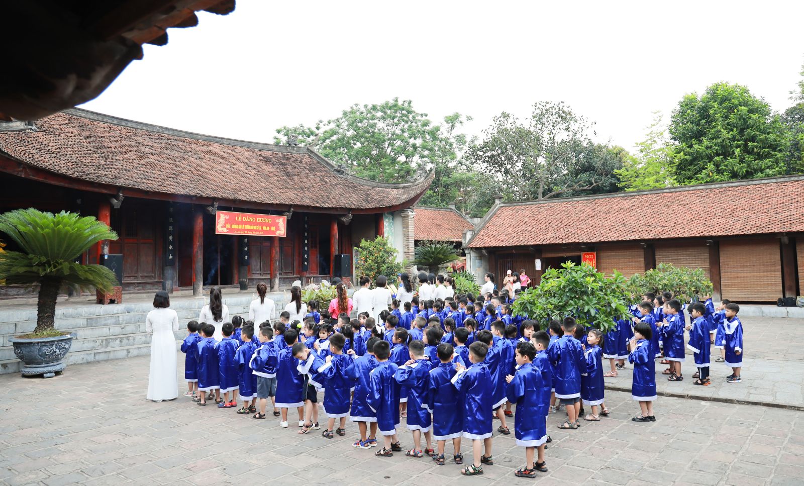 LẾ DÂNG HƯƠNG TẠI KHU DI TÍCH LỊCH SỬ ĐỀN CỔ LOA CỦA CÁC CON HỌC SINH KHỐI MẪU GIÁO LỚN - TRƯỜNG MẦM NON CỔ LOA