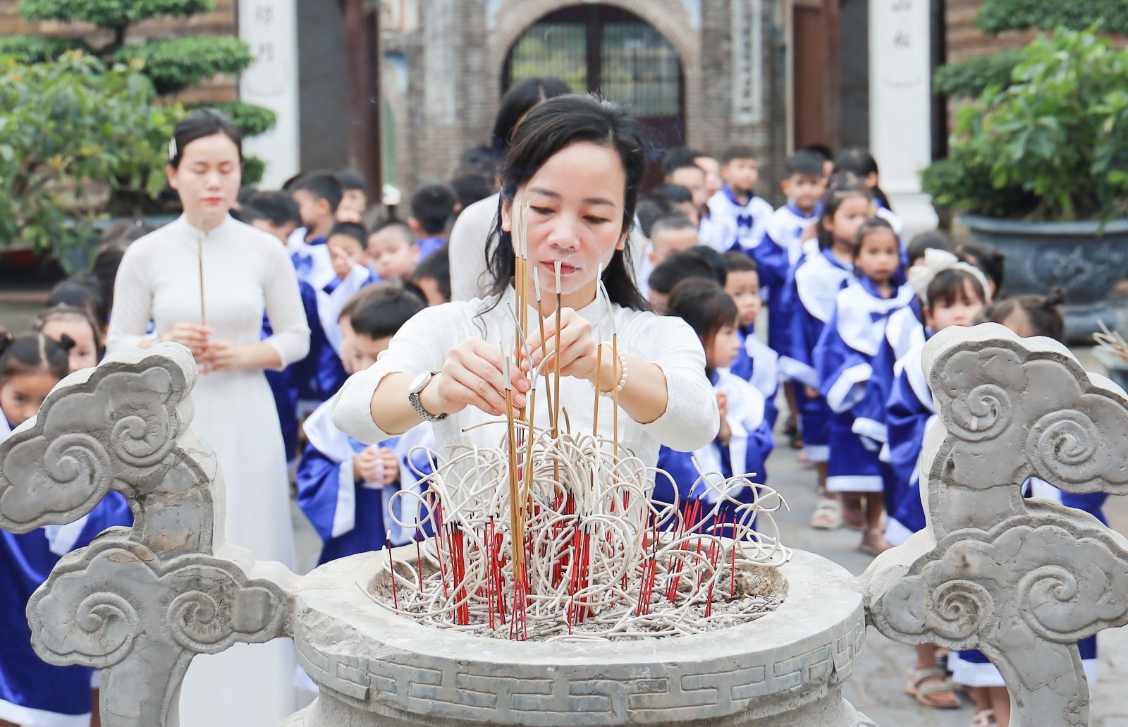 LẾ DÂNG HƯƠNG TẠI KHU DI TÍCH LỊCH SỬ ĐỀN CỔ LOA CỦA CÁC CON HỌC SINH KHỐI MẪU GIÁO LỚN - TRƯỜNG MẦM NON CỔ LOA