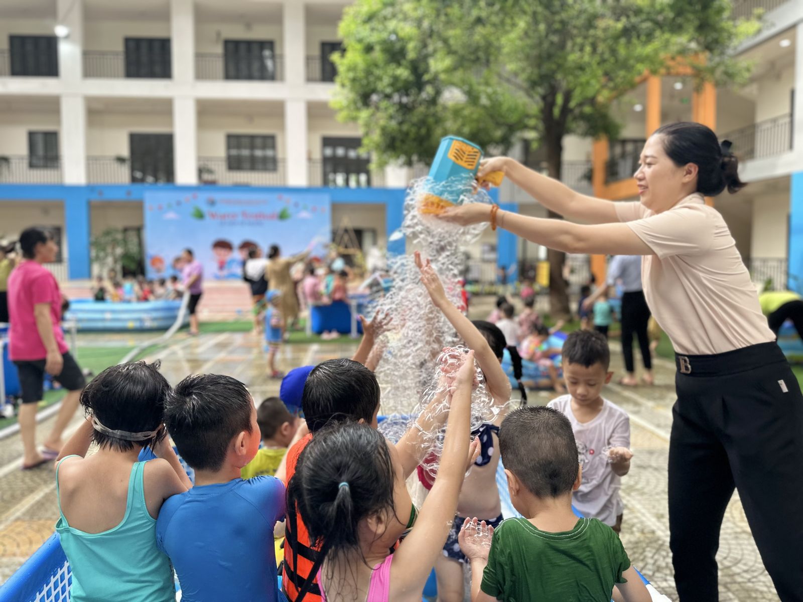 MÙA HÈ SÔI ĐỘNG VỚI "LỄ HỘI TÉ NƯỚC " CỦA CÁC BẠN NHỎ TRƯỜNG MẦM NON CỔ LOA