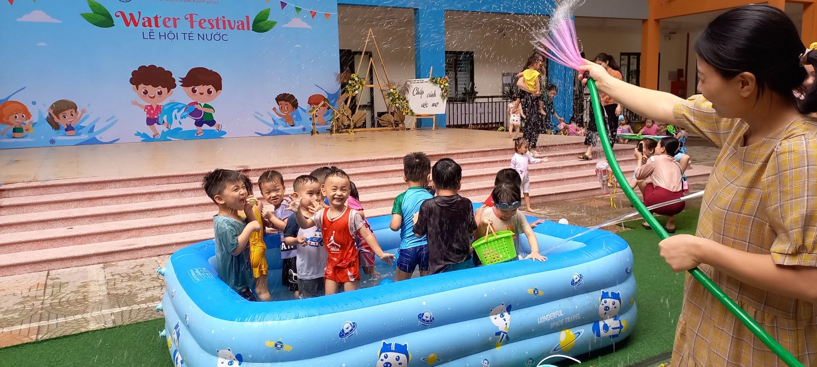 MÙA HÈ SÔI ĐỘNG VỚI "LỄ HỘI TÉ NƯỚC " CỦA CÁC BẠN NHỎ TRƯỜNG MẦM NON CỔ LOA