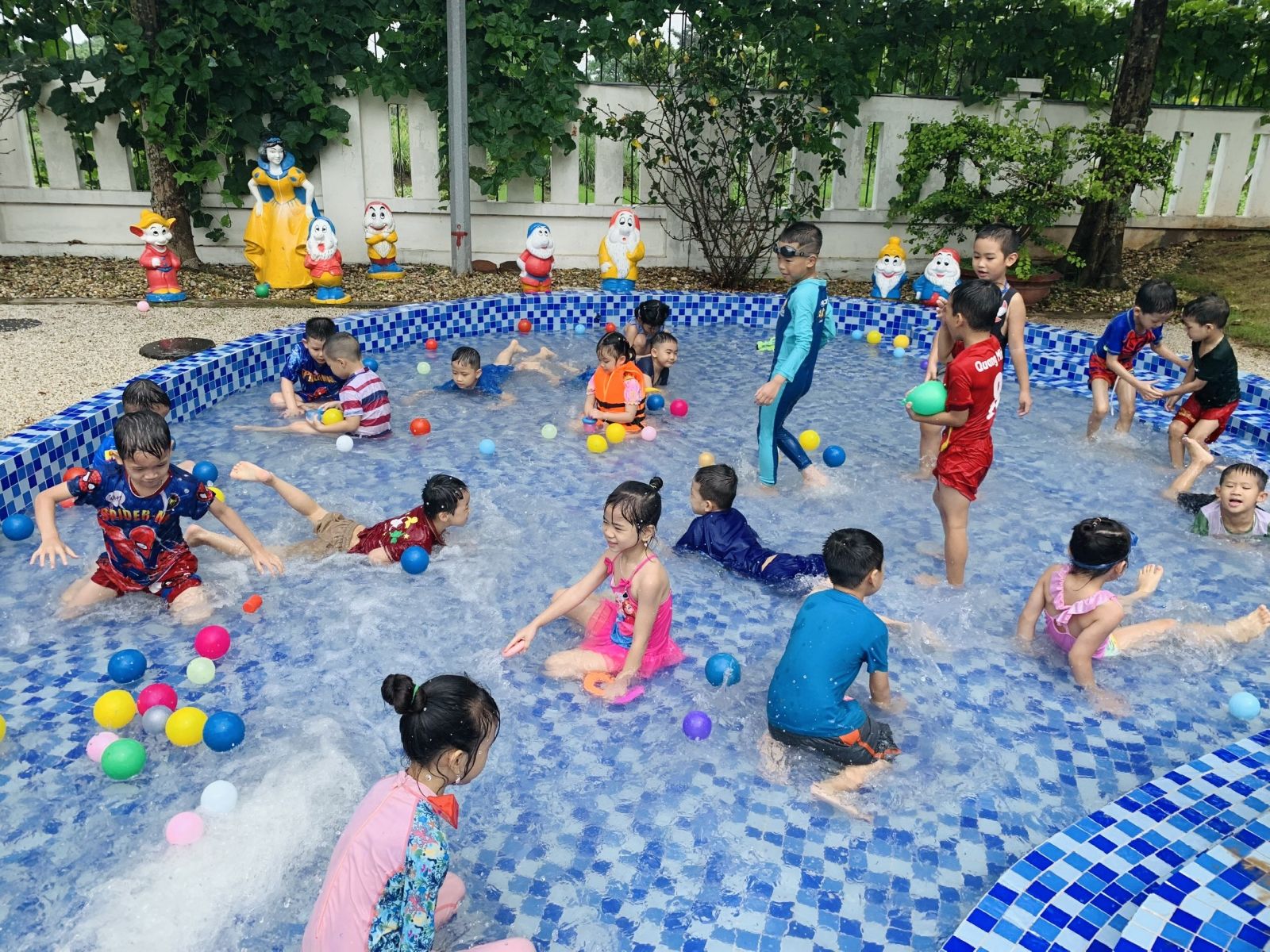 MÙA HÈ SÔI ĐỘNG VỚI "LỄ HỘI TÉ NƯỚC " CỦA CÁC BẠN NHỎ TRƯỜNG MẦM NON CỔ LOA