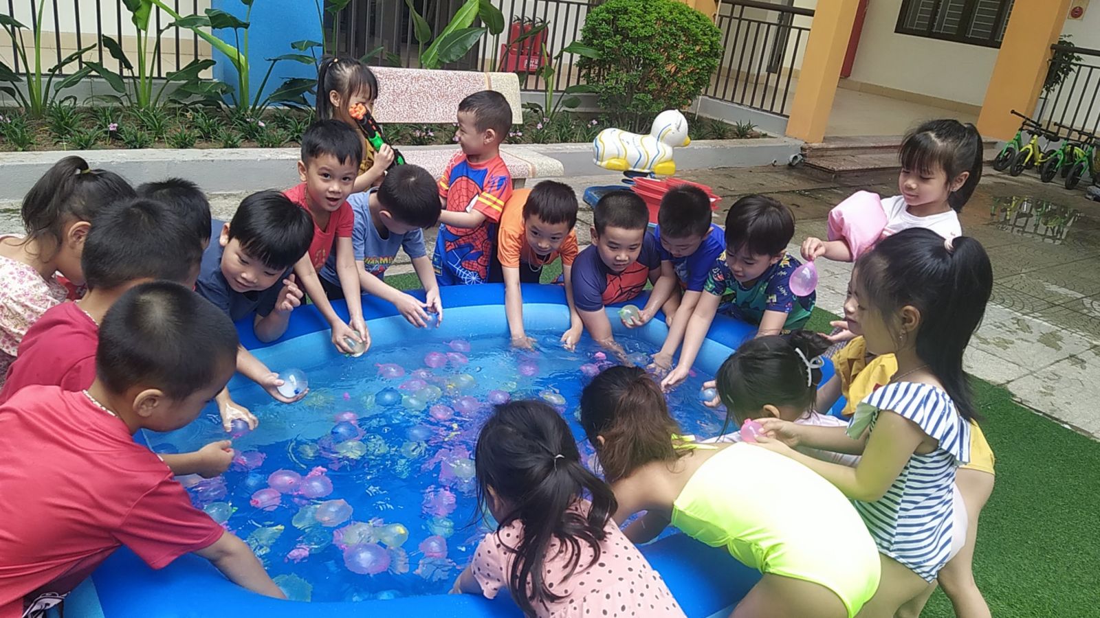 MÙA HÈ SÔI ĐỘNG VỚI "LỄ HỘI TÉ NƯỚC " CỦA CÁC BẠN NHỎ TRƯỜNG MẦM NON CỔ LOA