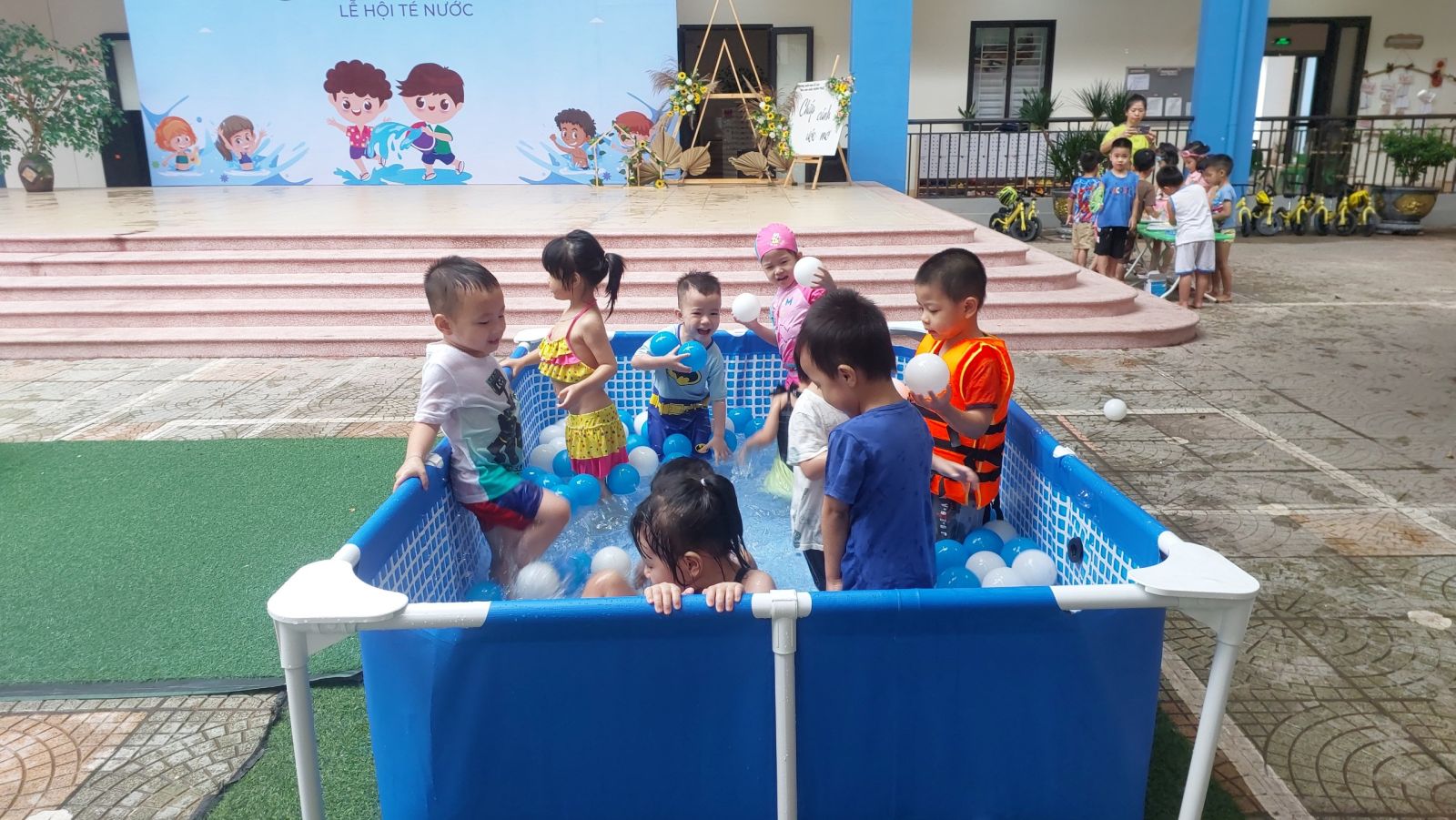 MÙA HÈ SÔI ĐỘNG VỚI "LỄ HỘI TÉ NƯỚC " CỦA CÁC BẠN NHỎ TRƯỜNG MẦM NON CỔ LOA