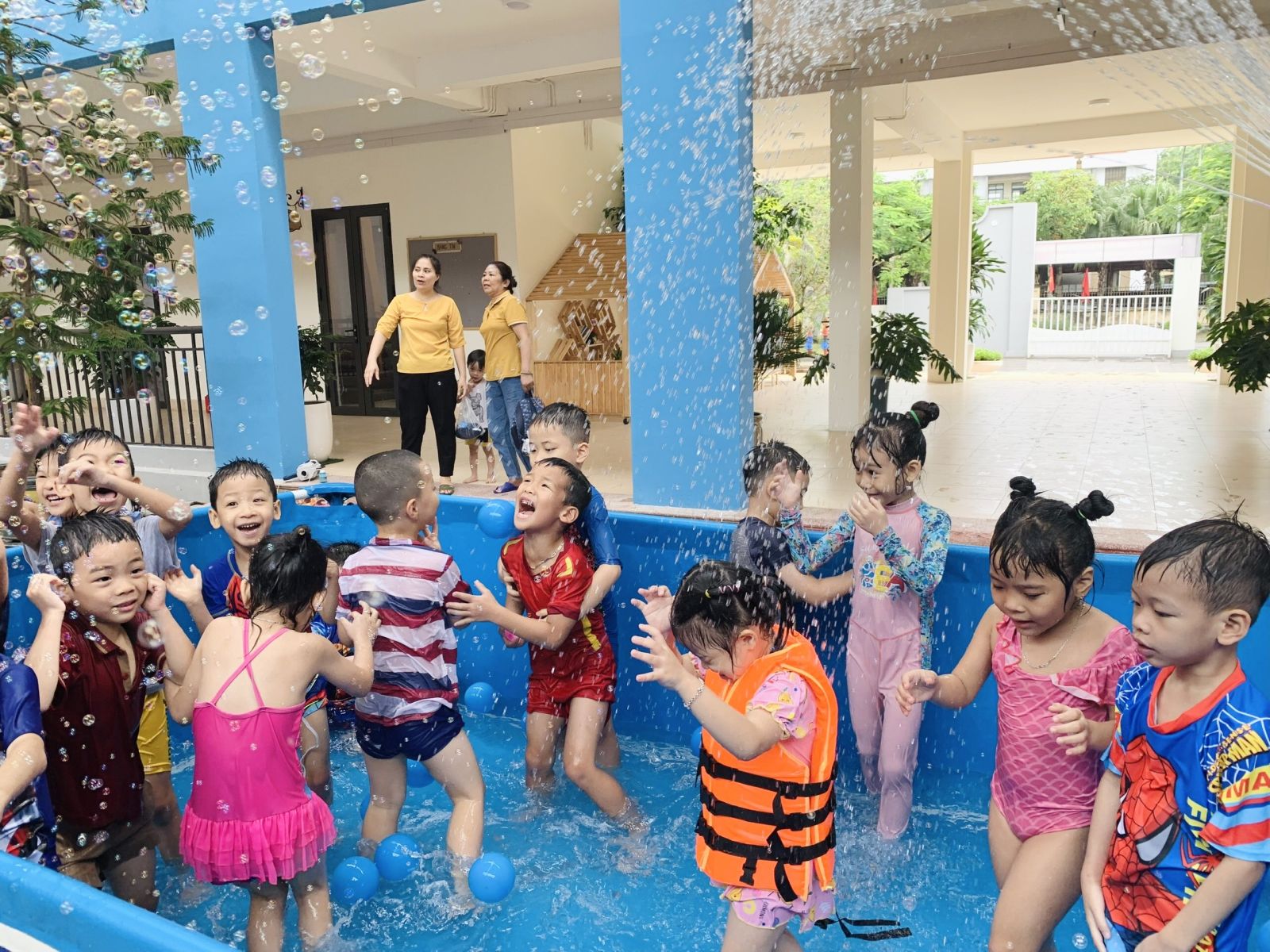 MÙA HÈ SÔI ĐỘNG VỚI "LỄ HỘI TÉ NƯỚC " CỦA CÁC BẠN NHỎ TRƯỜNG MẦM NON CỔ LOA
