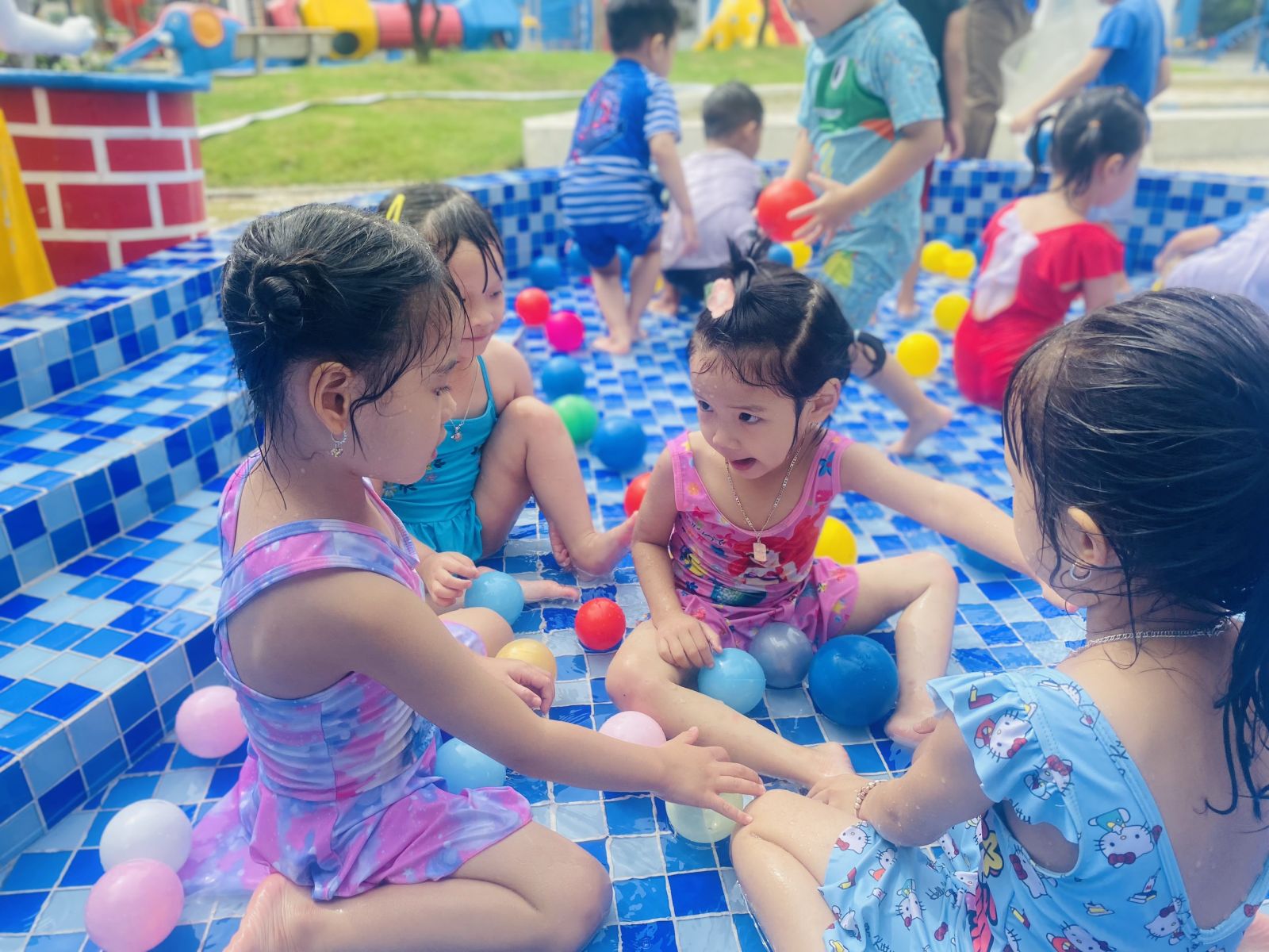 MÙA HÈ SÔI ĐỘNG VỚI "LỄ HỘI TÉ NƯỚC " CỦA CÁC BẠN NHỎ TRƯỜNG MẦM NON CỔ LOA