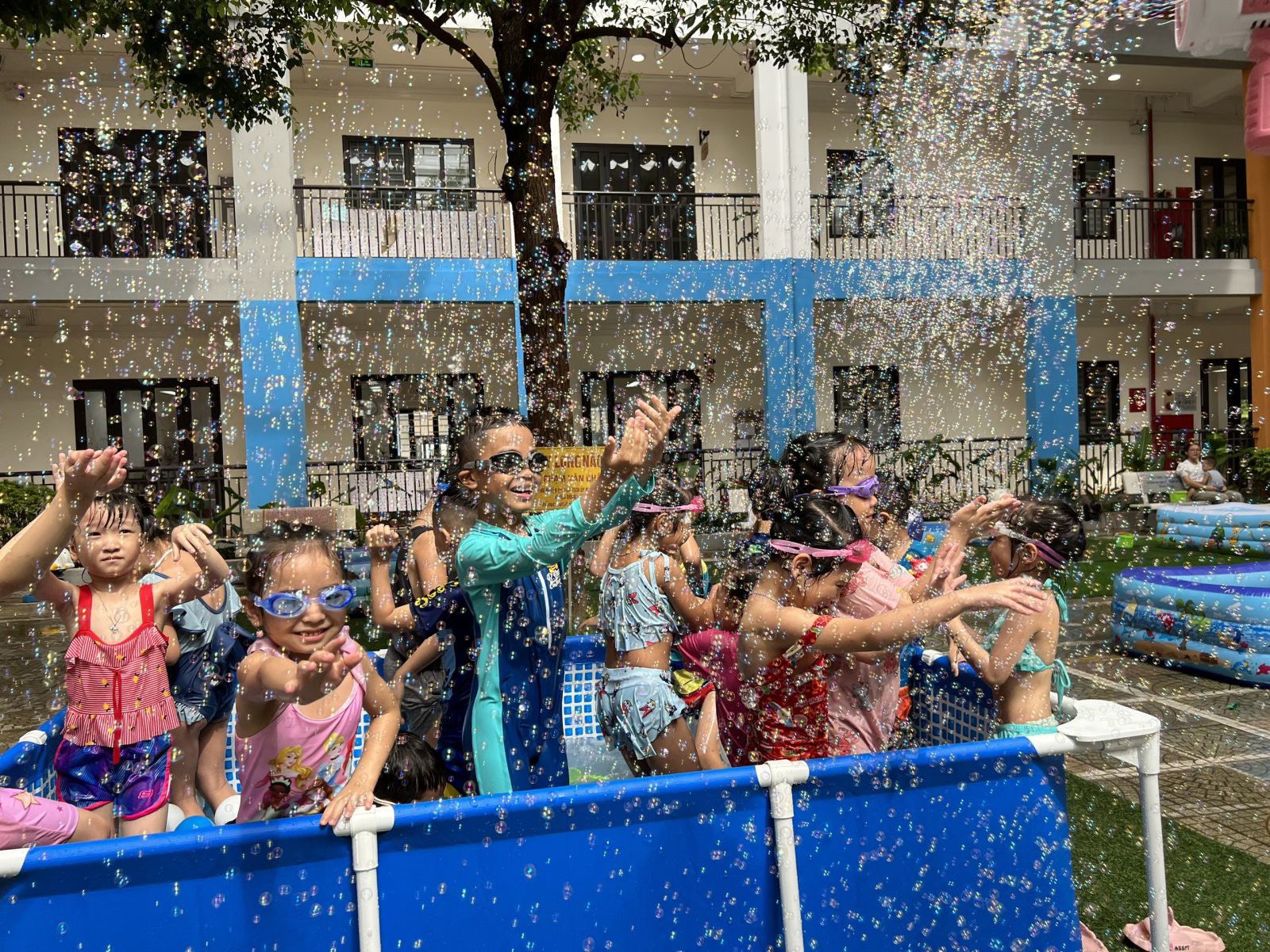 Kết thúc tuần lễ " Water Festival - Lễ hội té nước" xua tan nắng hè ở Trường mầm non Cổ Loa năm học 2022- 2023