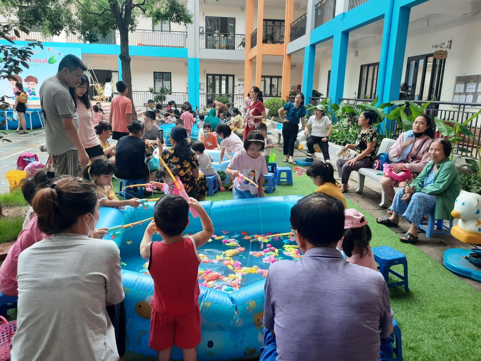 Kết thúc tuần lễ " Water Festival - Lễ hội té nước" xua tan nắng hè ở Trường mầm non Cổ Loa năm học 2022- 2023