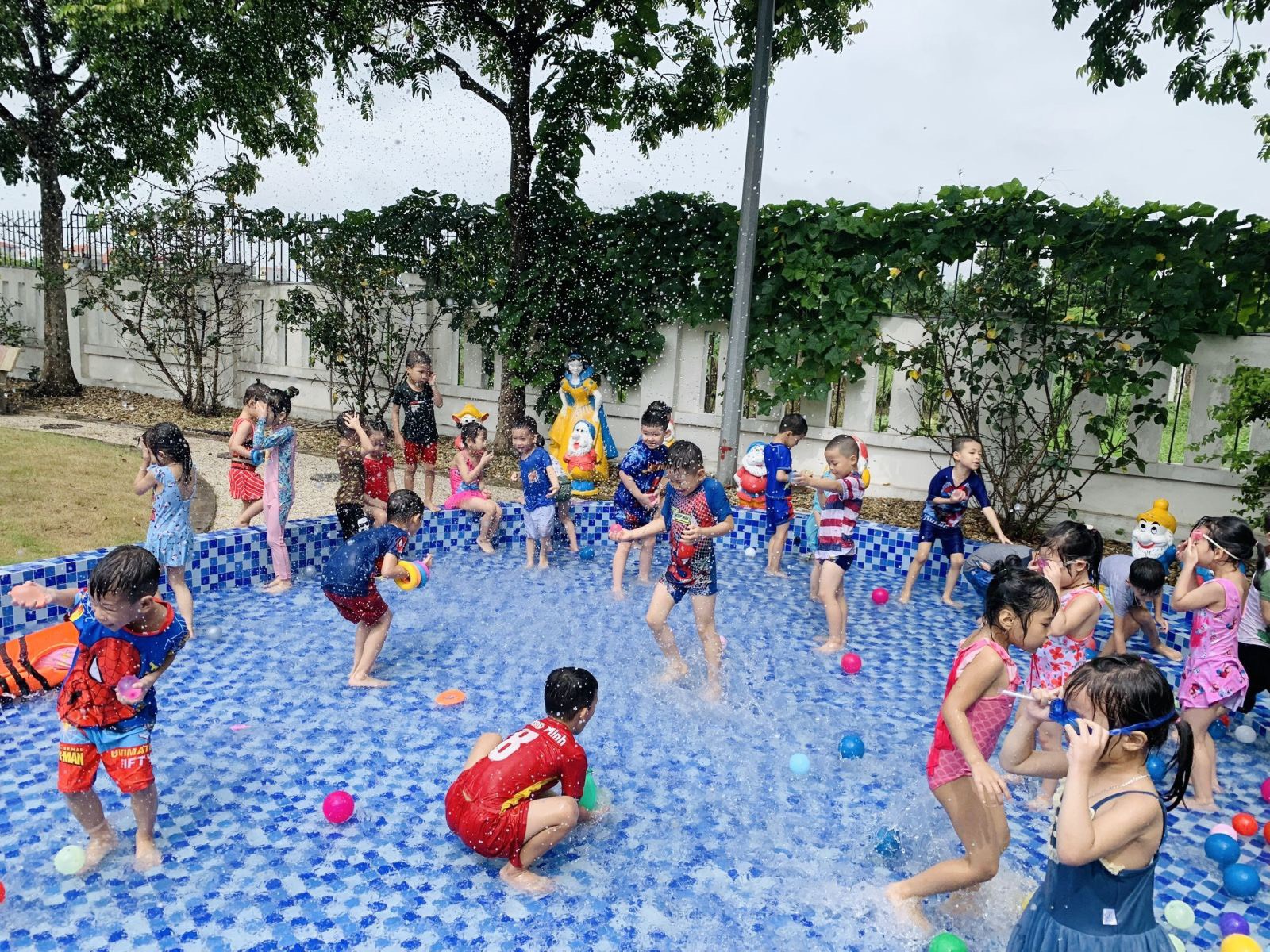 Kết thúc tuần lễ " Water Festival - Lễ hội té nước" xua tan nắng hè ở Trường mầm non Cổ Loa năm học 2022- 2023