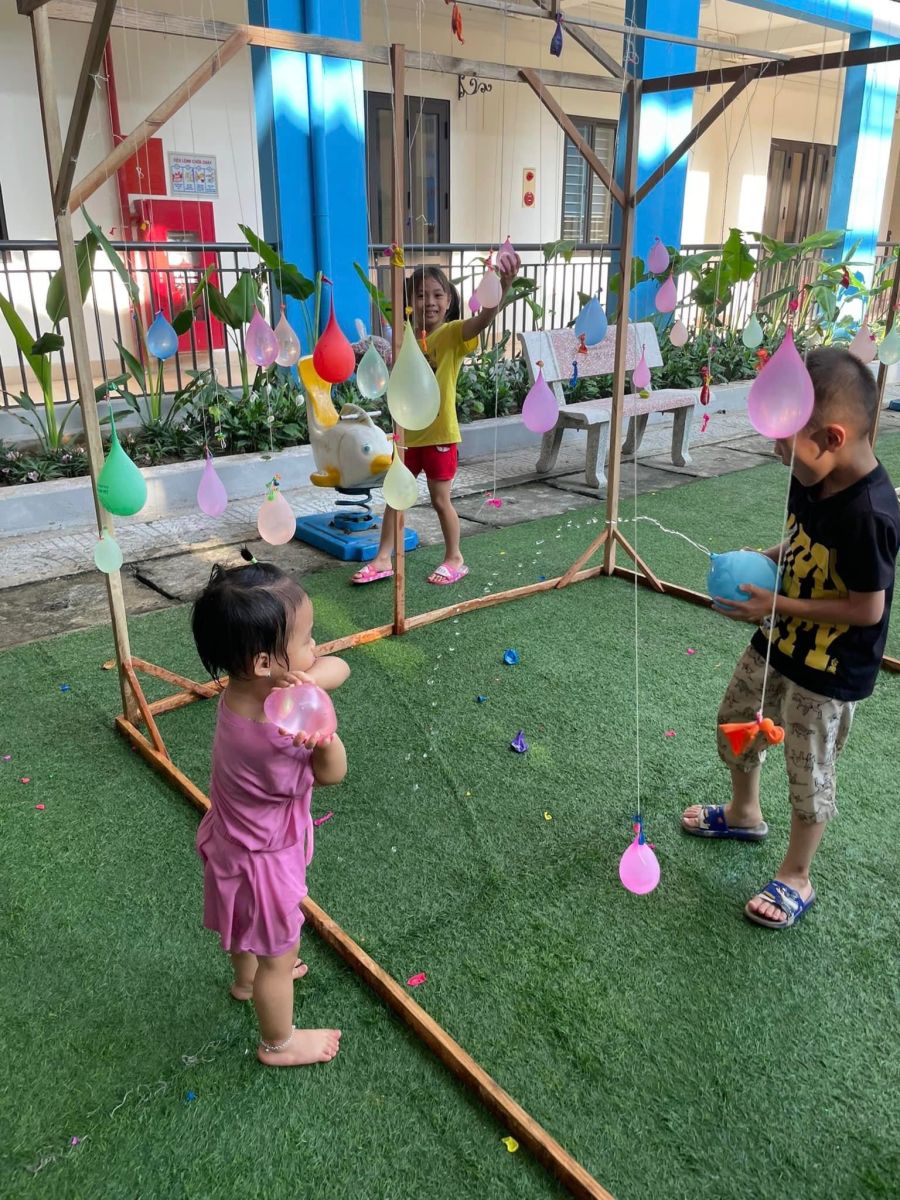 Kết thúc tuần lễ " Water Festival - Lễ hội té nước" xua tan nắng hè ở Trường mầm non Cổ Loa năm học 2022- 2023