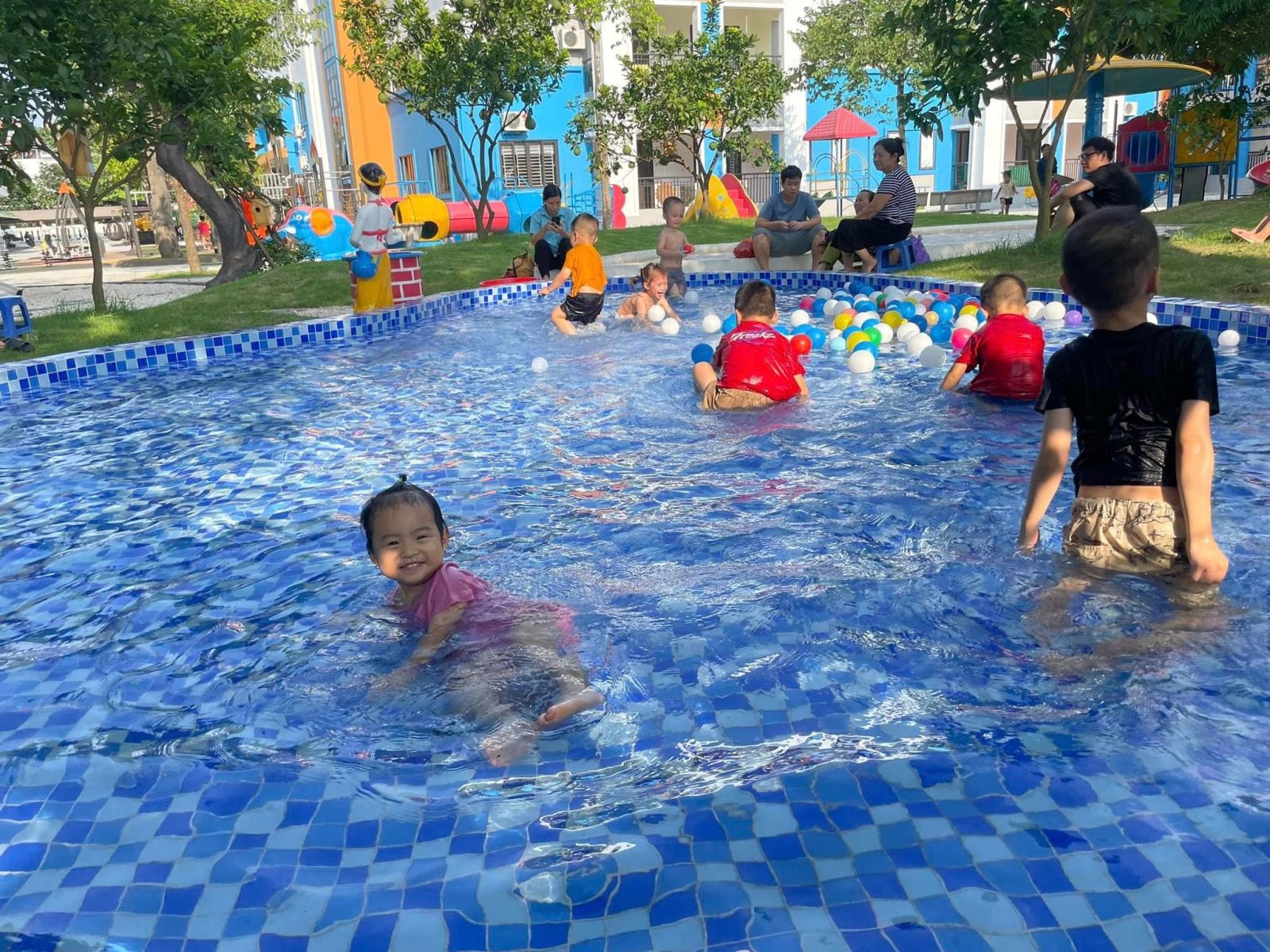 Kết thúc tuần lễ " Water Festival - Lễ hội té nước" xua tan nắng hè ở Trường mầm non Cổ Loa năm học 2022- 2023