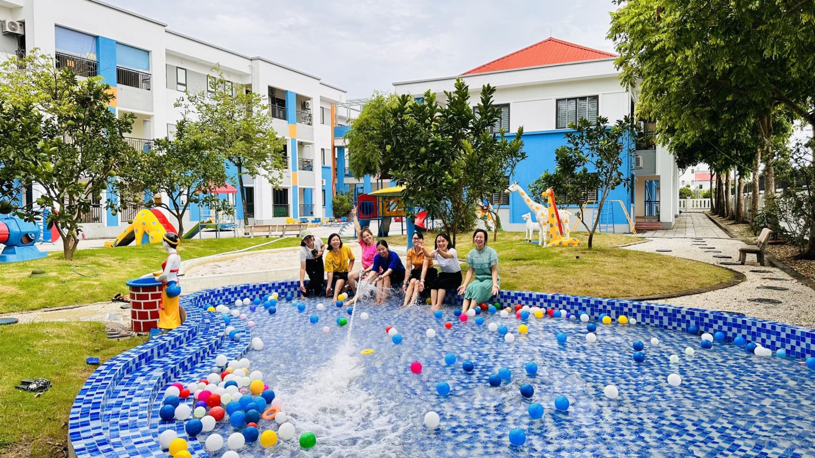Kết thúc tuần lễ " Water Festival - Lễ hội té nước" xua tan nắng hè ở Trường mầm non Cổ Loa năm học 2022- 2023