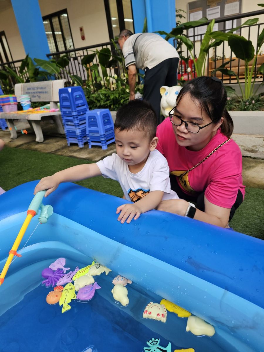 Kết thúc tuần lễ " Water Festival - Lễ hội té nước" xua tan nắng hè ở Trường mầm non Cổ Loa năm học 2022- 2023
