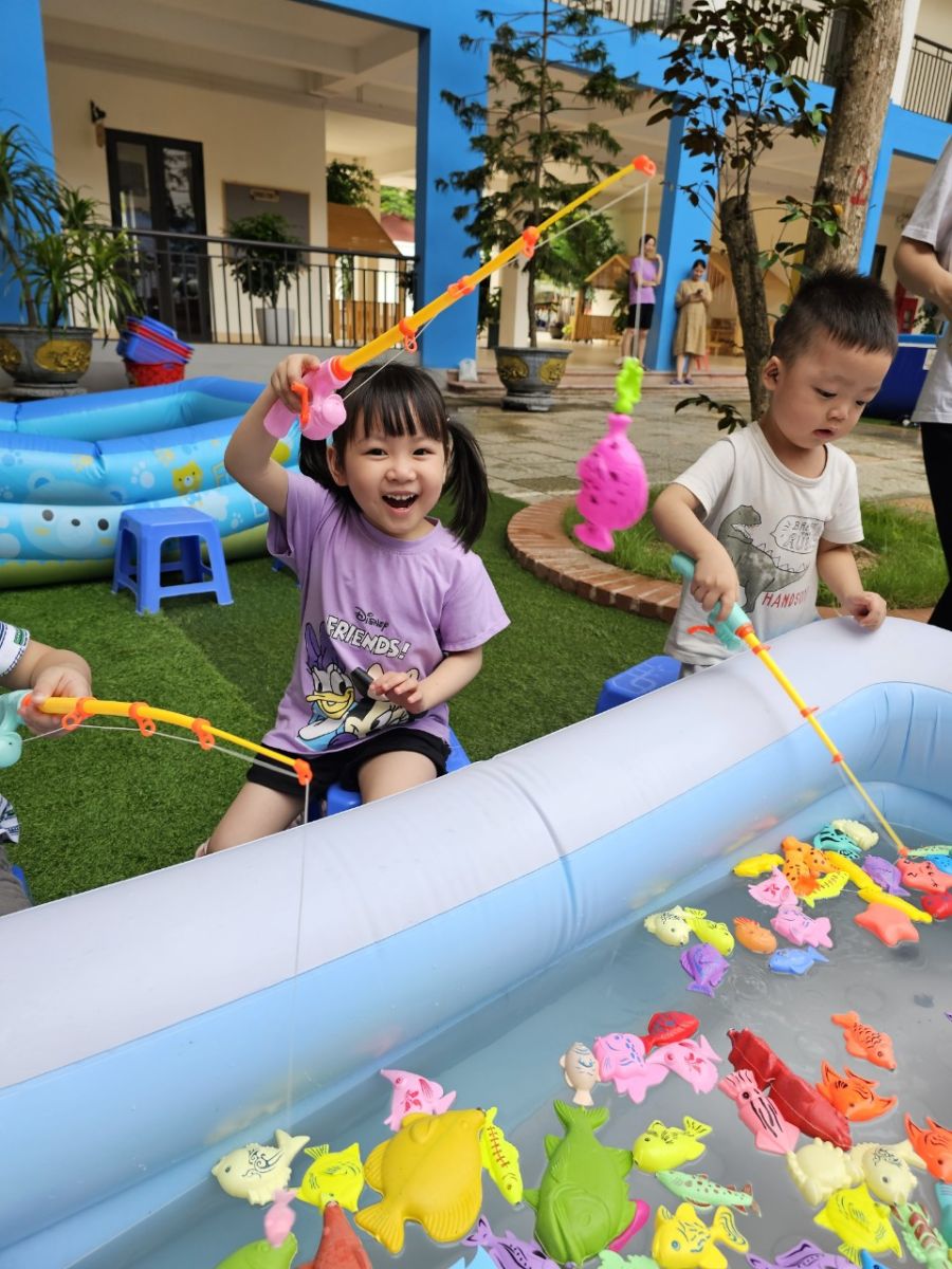 Kết thúc tuần lễ " Water Festival - Lễ hội té nước" xua tan nắng hè ở Trường mầm non Cổ Loa năm học 2022- 2023