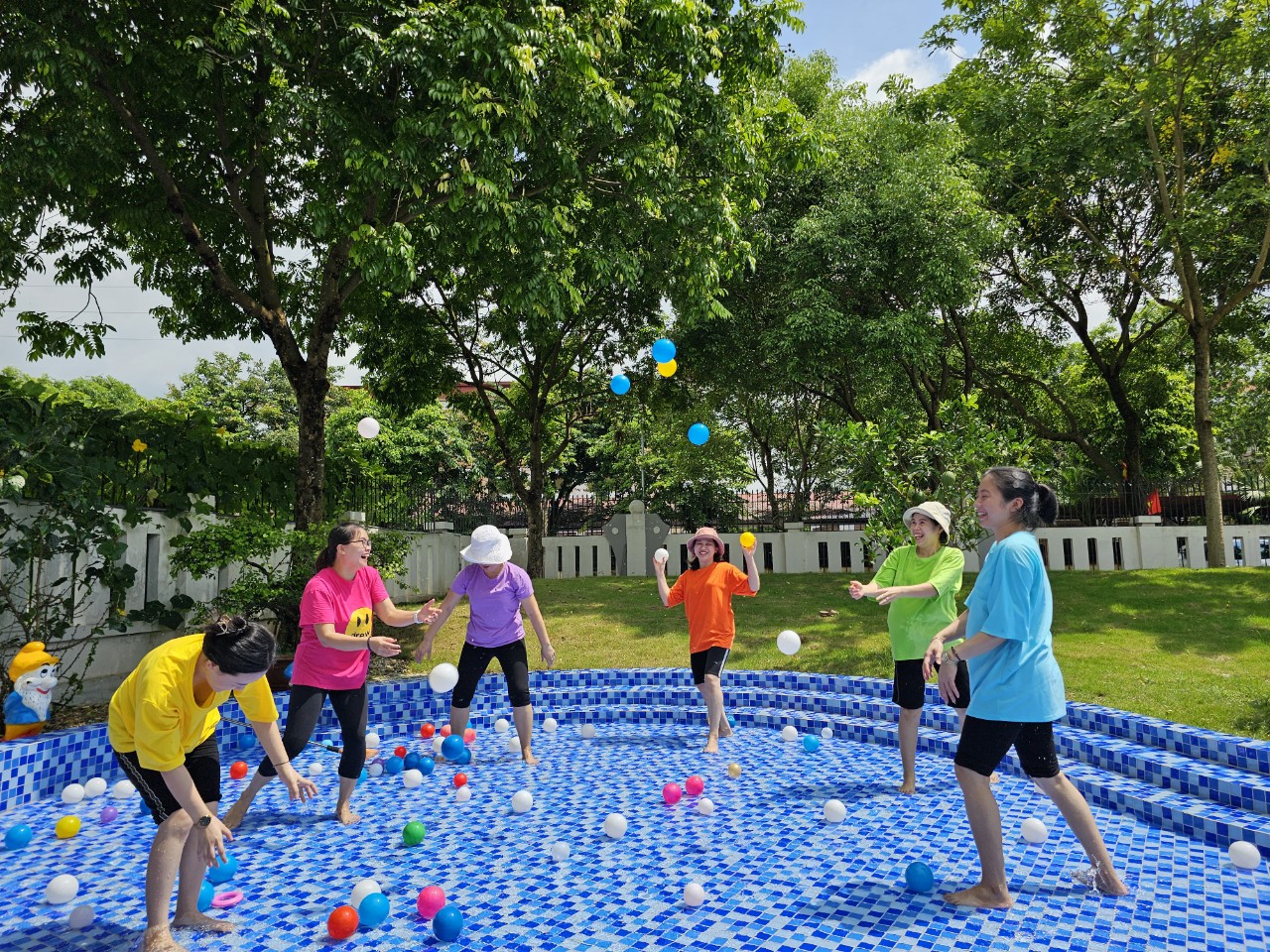 Kết thúc tuần lễ " Water Festival - Lễ hội té nước" xua tan nắng hè ở Trường mầm non Cổ Loa năm học 2022- 2023