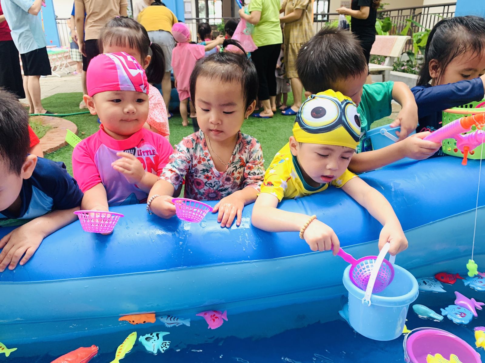 Kết thúc tuần lễ " Water Festival - Lễ hội té nước" xua tan nắng hè ở Trường mầm non Cổ Loa năm học 2022- 2023