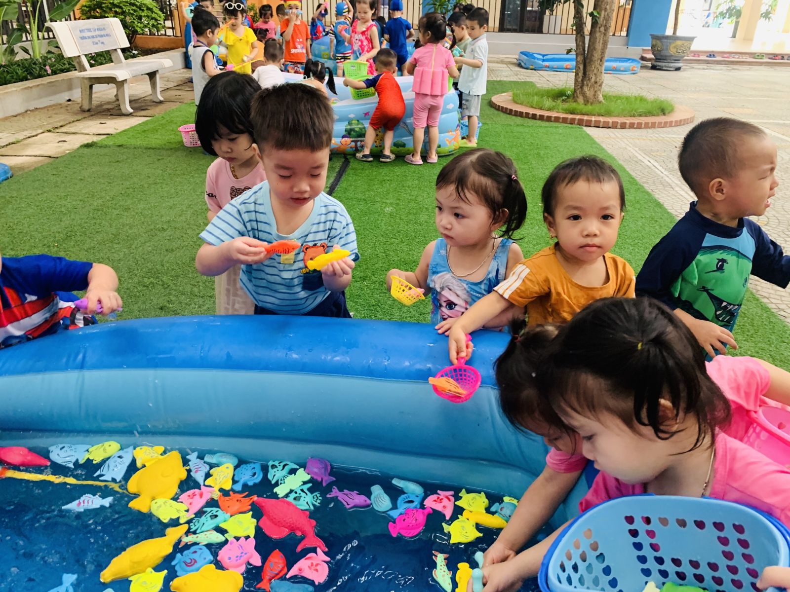 Kết thúc tuần lễ " Water Festival - Lễ hội té nước" xua tan nắng hè ở Trường mầm non Cổ Loa năm học 2022- 2023