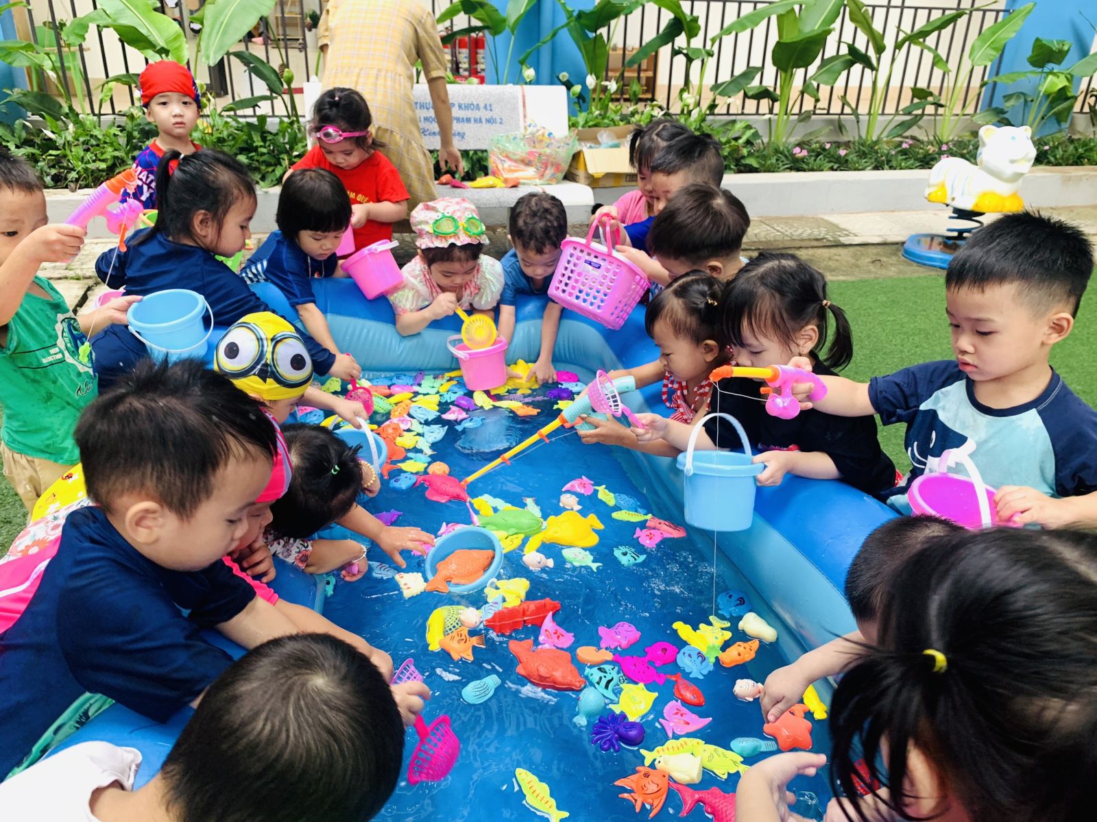 Kết thúc tuần lễ " Water Festival - Lễ hội té nước" xua tan nắng hè ở Trường mầm non Cổ Loa năm học 2022- 2023