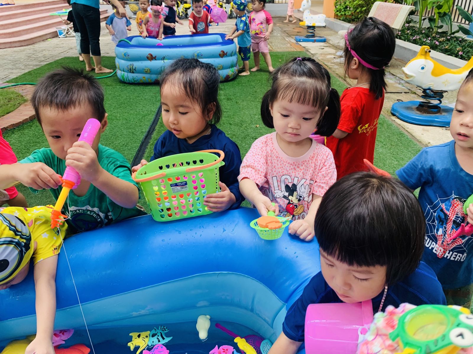 Kết thúc tuần lễ " Water Festival - Lễ hội té nước" xua tan nắng hè ở Trường mầm non Cổ Loa năm học 2022- 2023