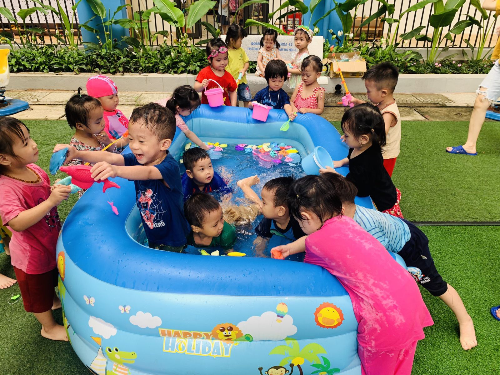 Kết thúc tuần lễ " Water Festival - Lễ hội té nước" xua tan nắng hè ở Trường mầm non Cổ Loa năm học 2022- 2023