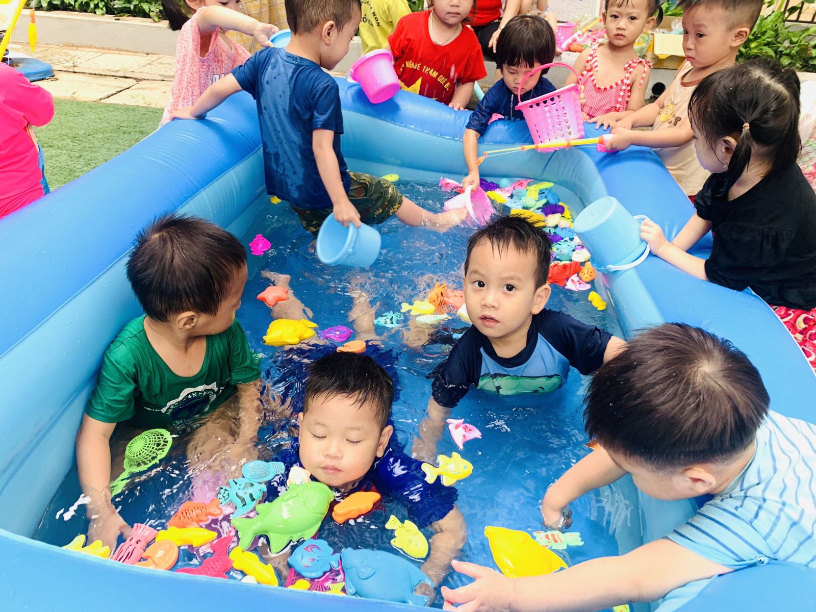 Kết thúc tuần lễ " Water Festival - Lễ hội té nước" xua tan nắng hè ở Trường mầm non Cổ Loa năm học 2022- 2023