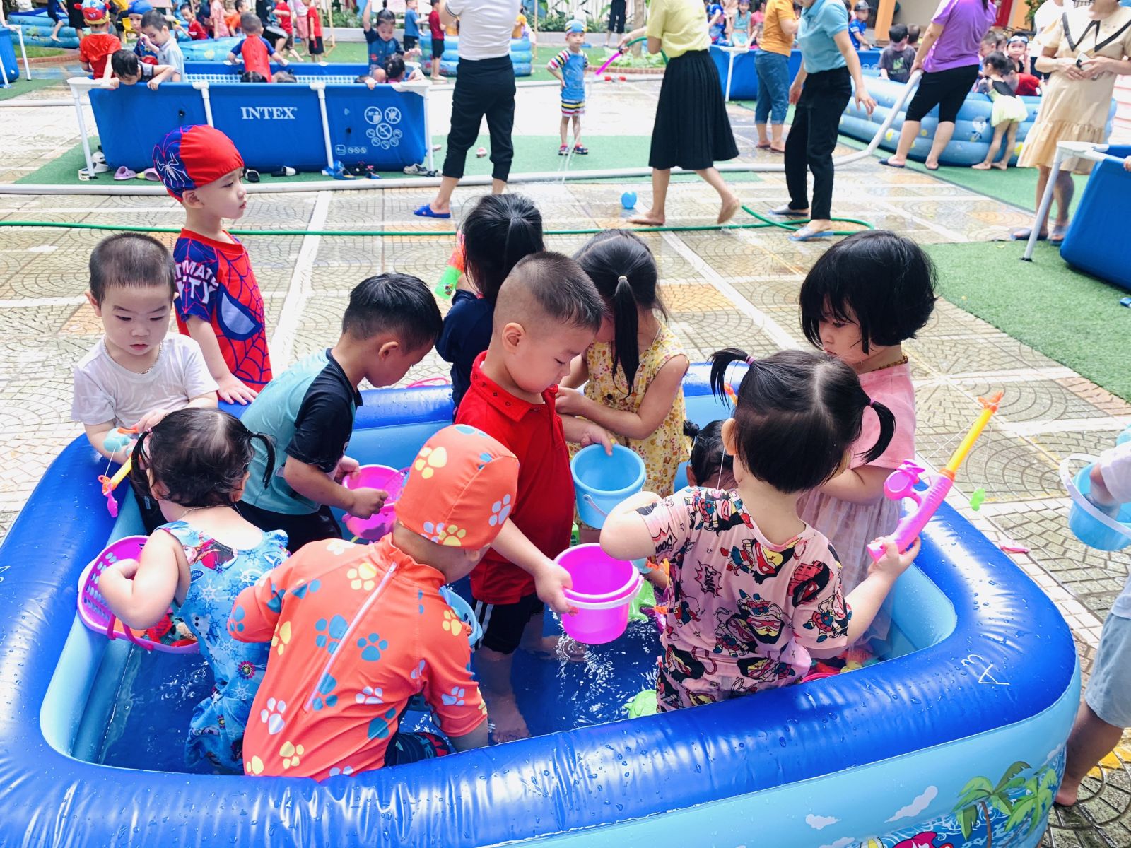 Kết thúc tuần lễ " Water Festival - Lễ hội té nước" xua tan nắng hè ở Trường mầm non Cổ Loa năm học 2022- 2023