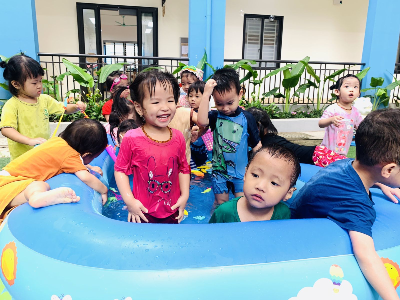 Kết thúc tuần lễ " Water Festival - Lễ hội té nước" xua tan nắng hè ở Trường mầm non Cổ Loa năm học 2022- 2023