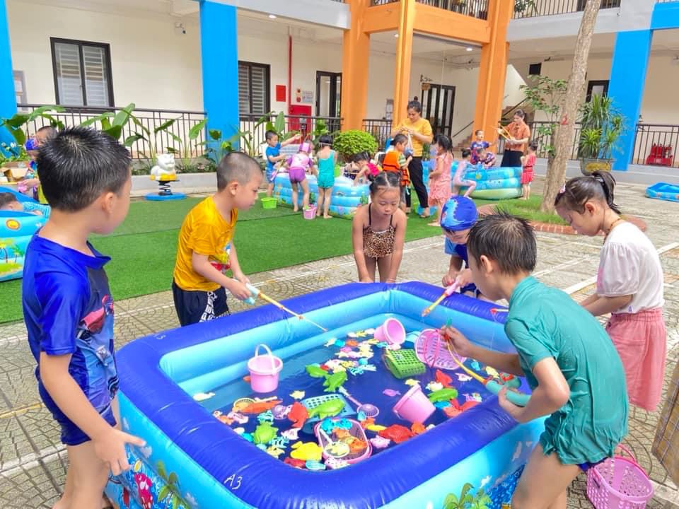 Kết thúc tuần lễ " Water Festival - Lễ hội té nước" xua tan nắng hè ở Trường mầm non Cổ Loa năm học 2022- 2023