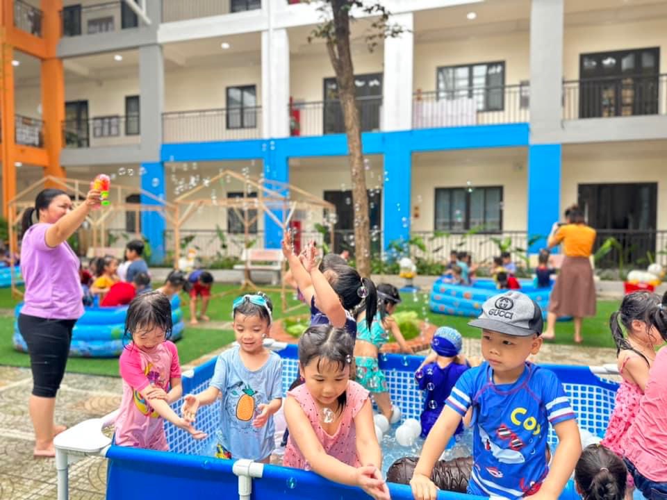 Kết thúc tuần lễ " Water Festival - Lễ hội té nước" xua tan nắng hè ở Trường mầm non Cổ Loa năm học 2022- 2023
