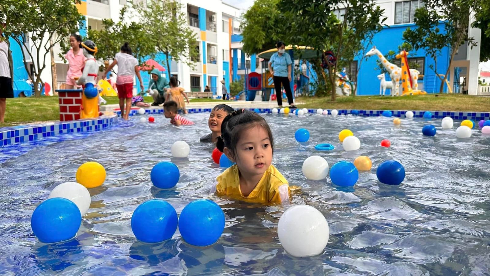 Kết thúc tuần lễ " Water Festival - Lễ hội té nước" xua tan nắng hè ở Trường mầm non Cổ Loa năm học 2022- 2023