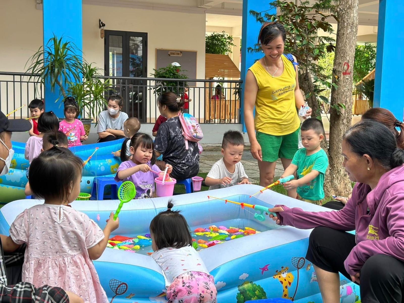 Kết thúc tuần lễ " Water Festival - Lễ hội té nước" xua tan nắng hè ở Trường mầm non Cổ Loa năm học 2022- 2023