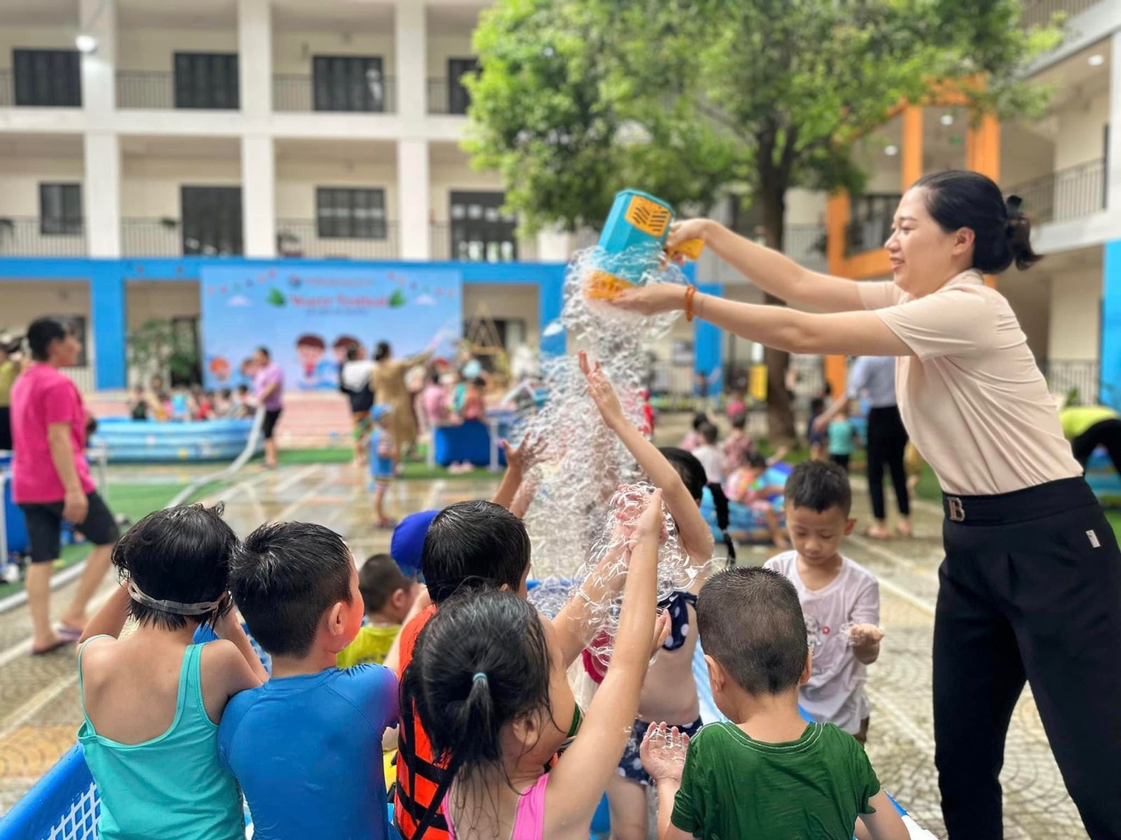 Kết thúc tuần lễ " Water Festival - Lễ hội té nước" xua tan nắng hè ở Trường mầm non Cổ Loa năm học 2022- 2023