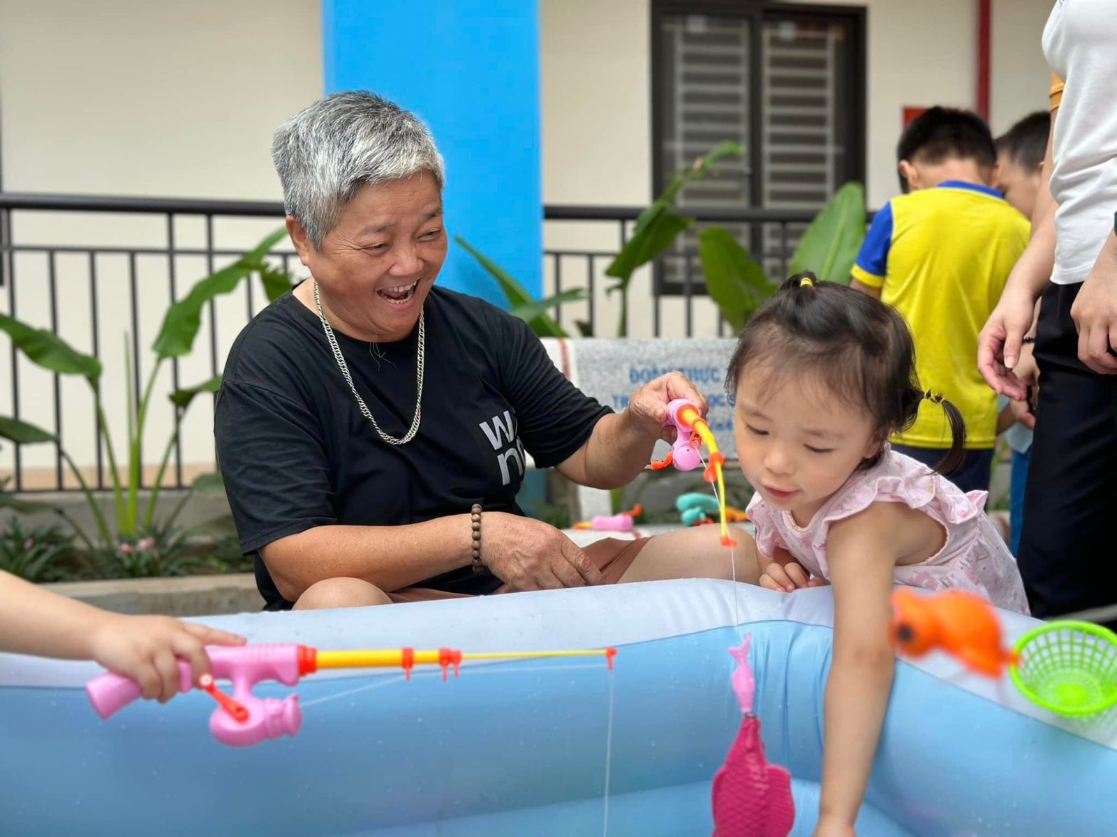 Kết thúc tuần lễ " Water Festival - Lễ hội té nước" xua tan nắng hè ở Trường mầm non Cổ Loa năm học 2022- 2023