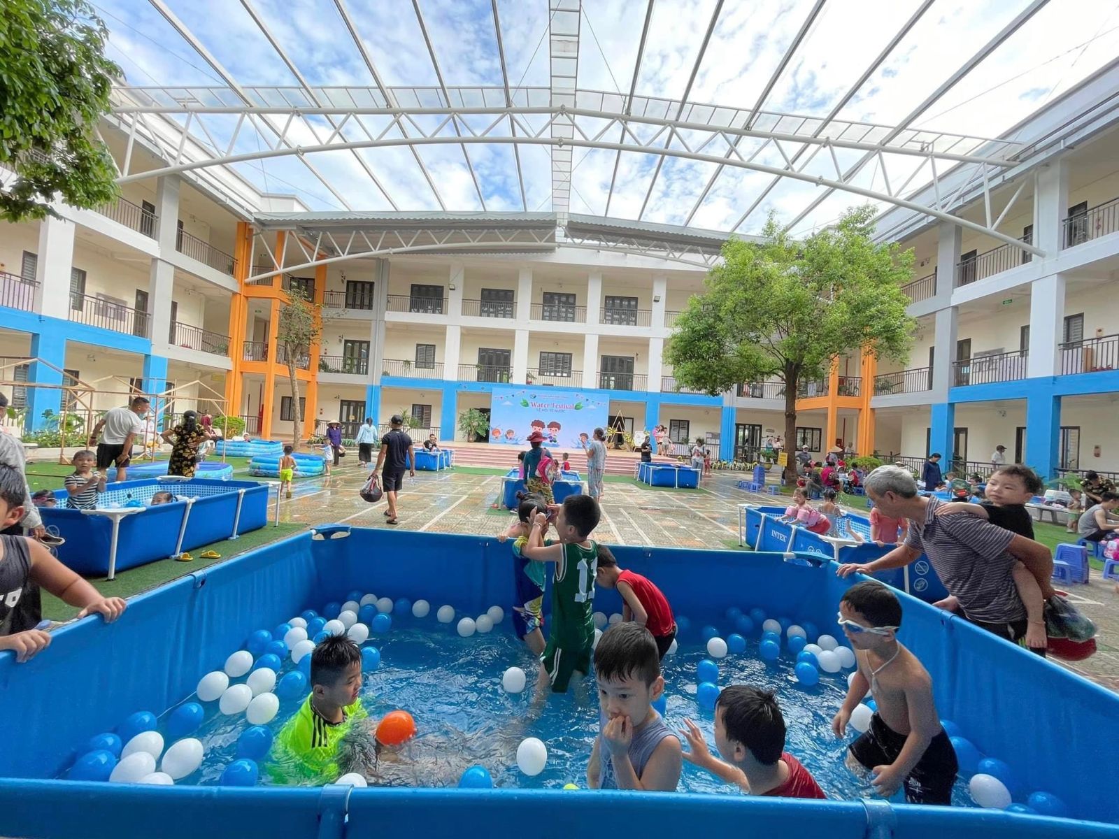 Kết thúc tuần lễ " Water Festival - Lễ hội té nước" xua tan nắng hè ở Trường mầm non Cổ Loa năm học 2022- 2023