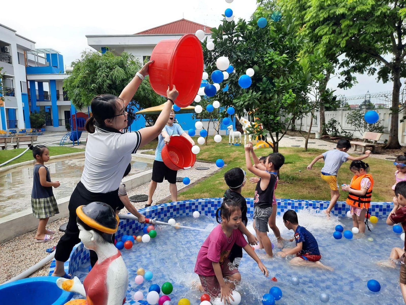 Kết thúc tuần lễ " Water Festival - Lễ hội té nước" xua tan nắng hè ở Trường mầm non Cổ Loa năm học 2022- 2023