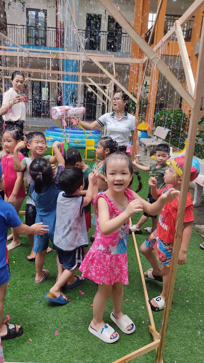 Kết thúc tuần lễ " Water Festival - Lễ hội té nước" xua tan nắng hè ở Trường mầm non Cổ Loa năm học 2022- 2023