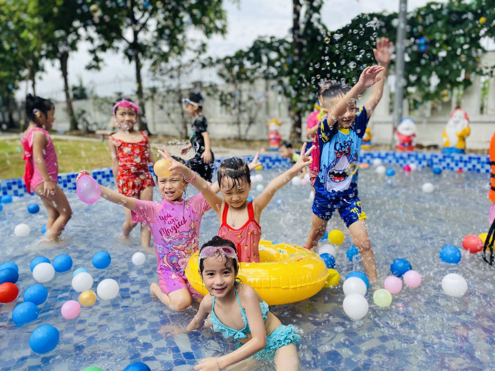 Kết thúc tuần lễ " Water Festival - Lễ hội té nước" xua tan nắng hè ở Trường mầm non Cổ Loa năm học 2022- 2023
