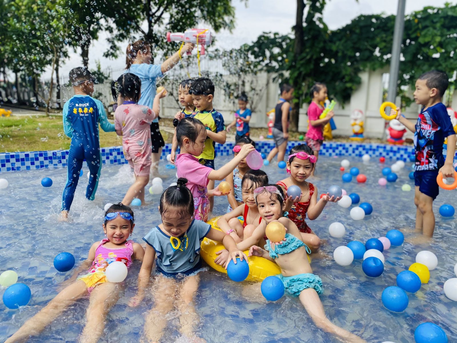Kết thúc tuần lễ " Water Festival - Lễ hội té nước" xua tan nắng hè ở Trường mầm non Cổ Loa năm học 2022- 2023