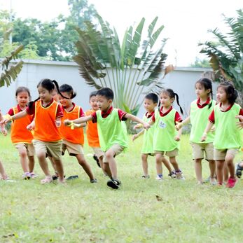 Cặp song sinh chào đời cách nhau 87 ngày vào lớp 1