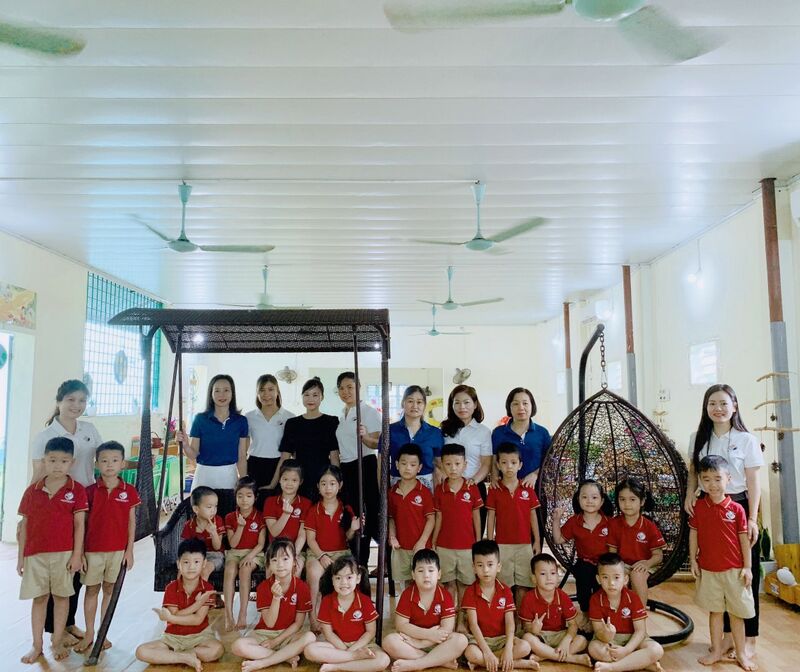 TẬP THỂ KHỐI MẪU GIÁO LỚN (NIÊN KHOÁ 2018 – 2022) TẶNG QUÀ KỶ NIỆM, TRI ÂN NHÀ TRƯỜNG