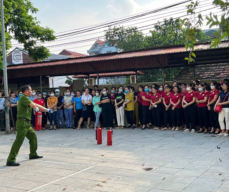 TRƯỜNG MẦM NON CỔ LOA THAM GIA HUẤN LUYỆN, BỒI DƯỠNG KIẾN THỨC VỀ PHÒNG CHÁY CHỮA CHÁY, CỨU NẠN CỨU HỘ CÙNG KHỐI GIÁO DỤC XÃ CỔ LOA .