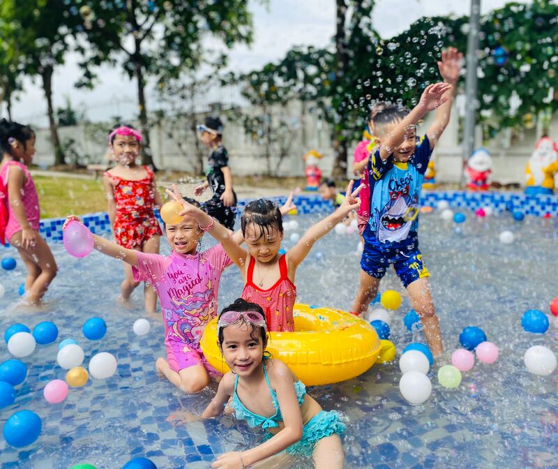 Kết thúc tuần lễ " Water Festival - Lễ hội té nước" xua tan nắng hè ở Trường mầm non Cổ Loa năm học 2022- 2023